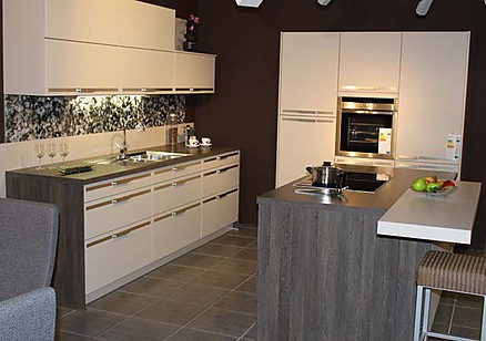 Küche mit Kochinsel und Hochschrank Küche mit Kochinsel und Hochschrank