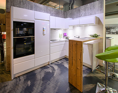 Hochwertige moderne Burger Ausstellungsküche in modernen Hochglanz - Design mit integrierten Griff - Modell: Tessa 351 Weiß HG