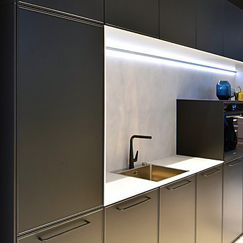 Dunkle Küchenzeile mit effektvollem Licht