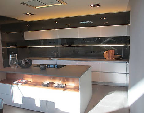 SieMatic Musterküche Pure design - S2LM/44H/55L sterlinggraumatt/nussbaum natur/graphitgrau glänzend