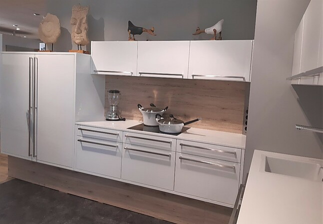 bauformatMusterküche Moderne, zeitlose Küche mit weißer