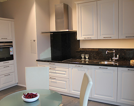 Seidenmatt lackiert in magnolie - 2-teilig + Sidebord, APL und Rückwand in edlem Granit