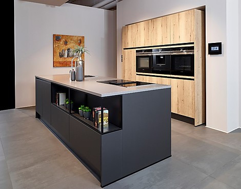 Moderne Inselküche in Lavaschwarz und Alteiche Provence - Sienna - Cremona (Koje 214 KL)