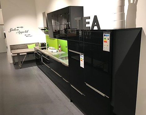 Moderne Küchenzeile schwarz mit Sitzecke und Glasrückwänden - AV5090