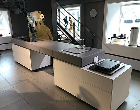 Weisse grifflose Küche mit aufgesetztem grauen Arbeitsblock - Artematica Laminat weiss