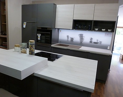 Nolte Küchenzeile Quarzgrau hochglanz / Birke mit Kochinsel und beleuchteter Glas-Nischenrückwand - Lux Manhattan Quarzgrau mit Kiruna Birke