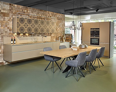 Besondere Designküche in warmes Grau Wachseffekt - Valcucine Riciclantica (Koje 05 KH)