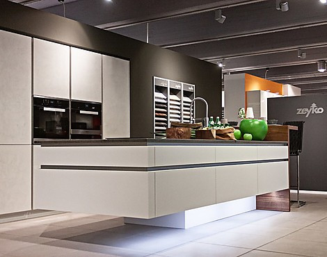 Extravagante Einbauküche in Betonoptik - HORIZON FORUM STUCCO superhell und HORIZON RIVA farinaweiß matt