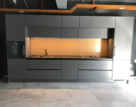 Designerzeile mit Vollausstattung und Luxusdetails! Induktionskochfeld mit Absaugung, Backofen uvm. - Graue Schönheit