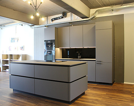 Luxus-Inselküche in Grau mit Gaggenau Dampfbackofen, Backofen, Spülmaschine, Kühl-/Gefrierkombination und Induktionskochfeld mit Muldenlüftung! Top Extras wie: Holz-Besteckeinsatz, Glasnischenverkleidung, Beleuchtung unter den Hängeschränken! - S187 - Die Ultimative