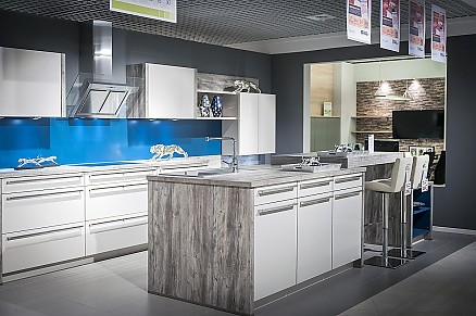 Helle Inselküche mit Theke