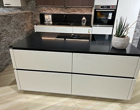 Nobilia Lux Seidengrau mit Quarzsteinarbeitsplatte - Nobilia Lux 817 mit Epic Black Arbeitsplatte