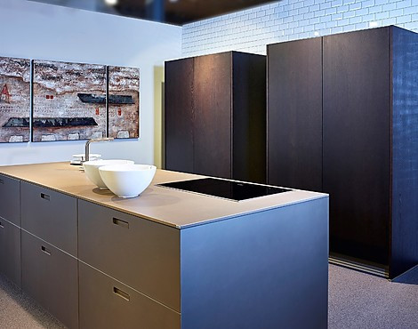 Designküche in Glas Platinmetallic matt und Asteiche Tabak - NX902, NX620 (Koje 36 KL)