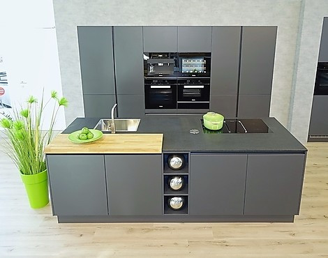 Einbau-Kaffeevollautomat, Pyrolyse-Backofen mit Klimagaren, Wärmeschublade, Dampfgarer und Mikrowelle, A+++ Kühlzentrum mit 0°-Zone, Volledelstahl-Armatur ... Praktische Verwöhndetails wie Besteckeinsätze & Thekenplatte in wunderschöner echter Eiche! - BIELLA LAVASCHWARZ SATIN. Sehr elegante Inselküche mit Luxus-Vollausstattung. Hochwertiger matter Satinlack kombiniert mit edlem geflammten Naturstein. Viel Stauraum und Top-Geräte vom Muldenlüfter mit modernster Filtertechnik bis zum schicken Weinkühler!