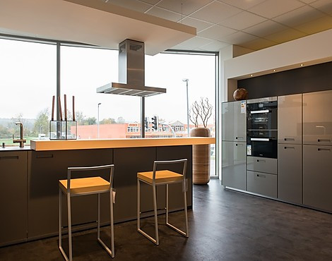 – Edle Küche mit hochwertiger Verarbeitung - NX902 in Platin Glas matt kombiniert mit Tanne gebürstet