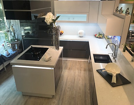 Luxusküche Lack hochglanz grifflos, Silestone Arbeitsfläche-Nischenverkleidung, LED Beleuchtung - Lux Lack Hochglanz in alpinweiß und schiefergrau