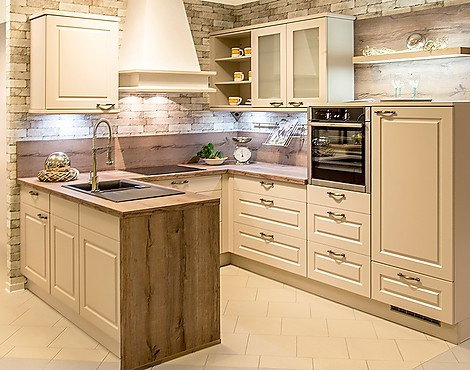 Küche mit klassischer Front und moderner Küchenplanung, wie z.B. Backofen in Sichthöhe und optimale Stauraumnutzung - 313 – Sandbeige Seidenmatt
