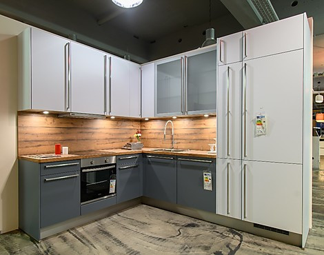 Hochwertige moderne Burger Ausstellungsküche zweifarbig - Modell Cindy Front 233 Stormgrey Seidenmatt