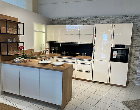 Tolle Ausstattung mit modernem Design - Focus in Magnolia Hochglanz Lack