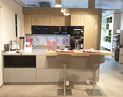 grifflose Designküche in modernem Mattgrau mit heller Eiche - AV2065 Schichtstoff perlgrau, AV1095 Eiche-sand-Nachbildung, Tip-On-Softclose, Koje1