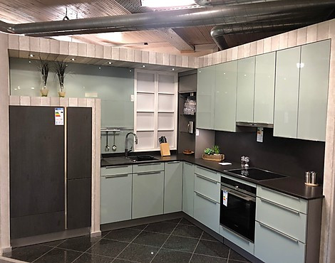 Moderne L-Küche in Hochglanz - AV 3020 Ozeanblau Met. Hochglanz / AV 6022 GL Silbereiche Sägerau