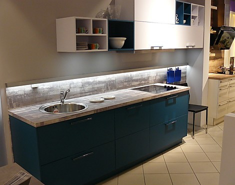 Moderne Ausstellungsküche UNO in Petrol mit Highboardkombination für Backofen und Kühlgefrierkombination in weiß - UNO C263