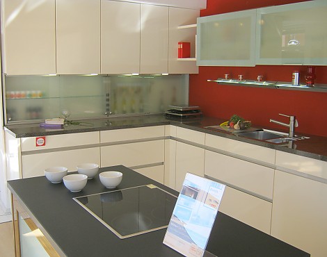 Frontfarbe Vanille hochlganz - Modell Avance-KG