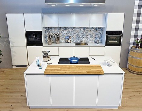 Wunderschöne grifflose Küche mit Kochinsel, Wandzeile mit Spüle und auch getrennt stellbaren Hochschränken. Kühlschrank mit 0°-Zone, Kaffeeautomat, Wärmeschublade, Flächeninduktion, A+++ Geschirrspüler in XXL, Volledelstahl-Armatur & Eiche-Barplatte! - X2 GLASLINE GLANZ in Kristallweiß. Ein Traum in Weiß mit wunderbar aufeinander abgestimmten Echtglas-Fronten und Stein-Arbeitsplatten aus besonders reinem Quarz. Luxus-Ausstattung vom Top-Kombidämpfer bis hin zum elektrisch herunterfahrbaren Deckenlüfter!