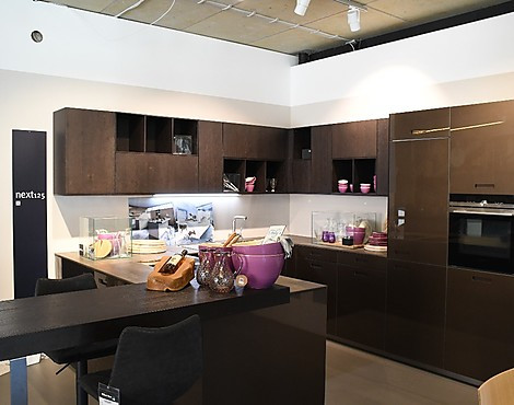 Design-Küche mit hochwertiger Ausstattung - Glas glanz bronze metallic nx 901