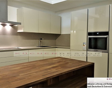 Grifflose Hochglanz Lack L-Küche +Segmento Poggenpohl, Farbe Sand - +Segmento HL Hochglanz Lack Sand