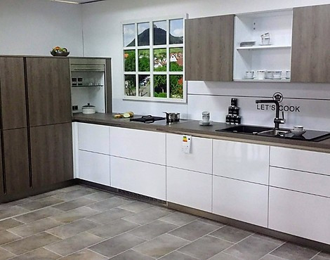 moderne grifflose L-Küche in Weiss / Eiche - Hängeschränke mit Schiebetürelement - Blackline GL 3350 Sky premiumweiß Hochglanzlack und GL 1371 Top Raucheiche Nachbildung