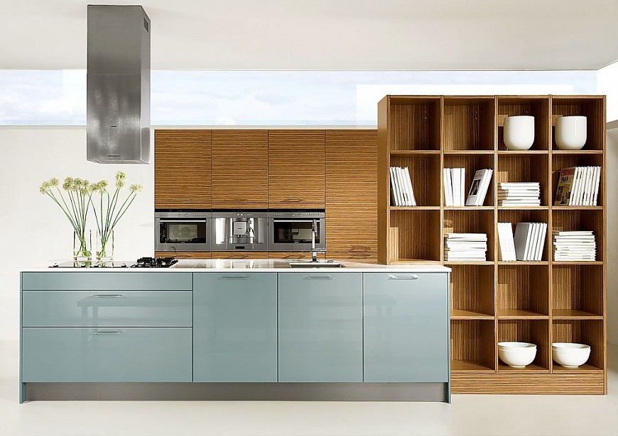 Inselküche mit Gerätehochschränken und Bücherregal in Stahlblau und Zebrano