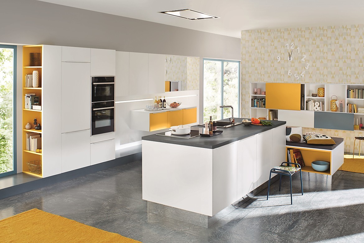 Weiße Küche mit effektvollen Elementen in Gelb