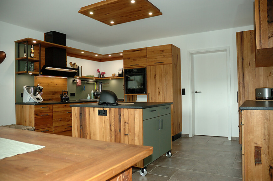 Altholzküche kombiniert mit Küchenfronten auf grünem Linoleum (Pfister Massivholzküchen)
