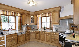 Die gemütliche Holzküche zeichnet sich durch einen rustikalen Landhauscharme aus und bietet zudem genügend Stauraum. Zuordnung: Stil Landhausküchen, Planungsart Küchenzeile