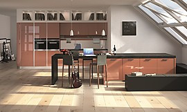 Außergewöhnlich wirken die Orangen Hochglanzfronten im Zusammenspiel mit der dunklen Arbeitsplatte, die in eine Theke übergeht. Auch bodennah und extra niedrig geplante Küchenschränke können als Sitzgelegenheit genutzt werden. Zuordnung: Stil Moderne Küchen, Planungsart Küchenzeile