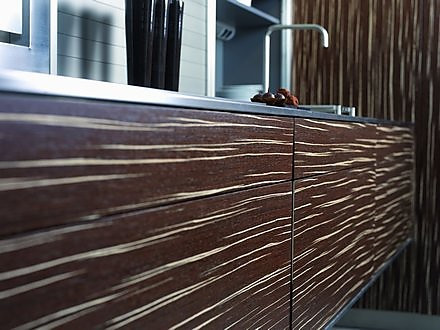 Holzküche mit Kunstfurnier furniert
