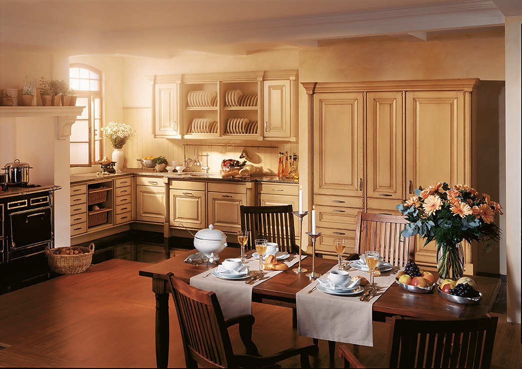 Rustikale Landhausküche, deren Design sich an den Villen des Veneto orientiert. Zuordnung: Stil Landhausküchen, Planungsart L-Form-Küche