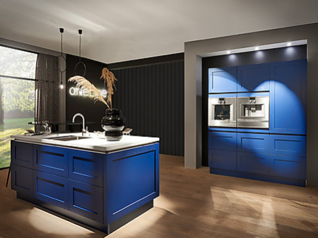 Blaue Küche im Landhausstil in Saphirblsu und Violettblau