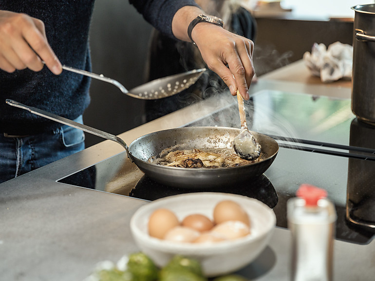 Kochen mit integriertem Kochfeldabzug