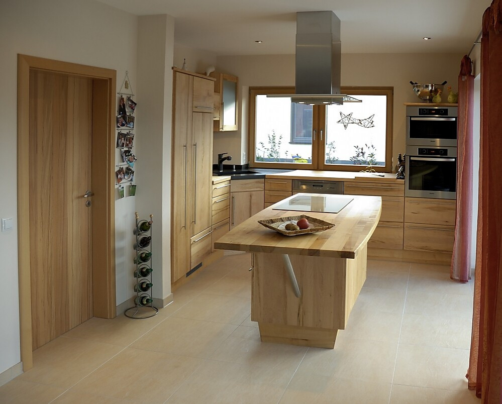 Mit Kücheninsel, Massivholzarbeitsplatte und Granitspüle Zuordnung: Stil Moderne Küchen, Planungsart Offene Küche (Wohnküche)