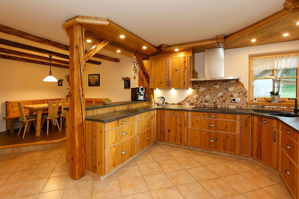 Massivholzkuche Mit Theke Weiße landhausküche mit großen fenstern. massivholzkuche mit theke