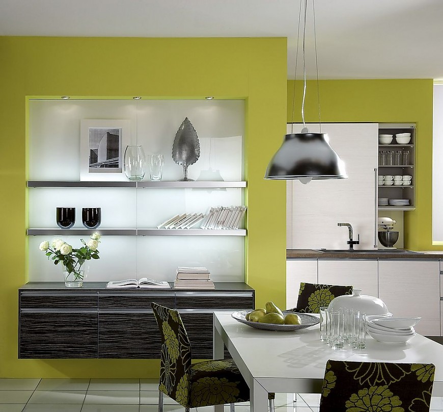 Offene Küche mit Essbereich und Sideboard aus weißer und schwarzer Pinie