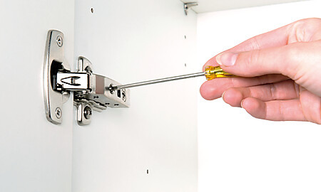 Küchenschrank mit hochwertigem Beschlag