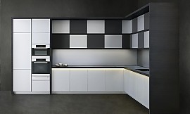 Luxus pur: In Zusammenarbeit mit Armani entstand dieses edle Küchenmodell. Die Oberschränke mit Schachbrettmuster sind ein wahrer Eyecatcher und betonen den exklusiven Charakter der Küche. Zuordnung: Stil Luxusküchen, Planungsart L-Form-Küche