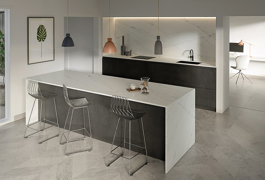 Dunkle Küche mit heller Arbeitsplatte Ethereal Noctis aus Silestone (Cosentino)