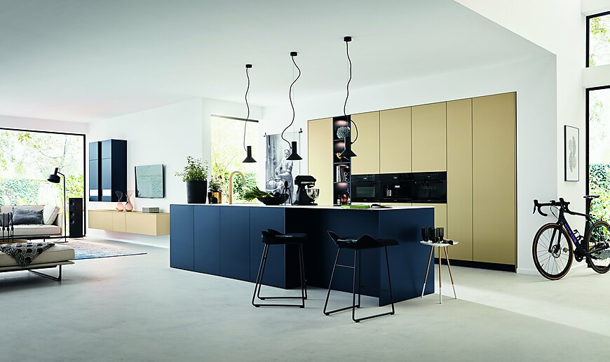 Grifflose Wohnküche in Gold und Blau mit Theke (Beckermann Küchen)