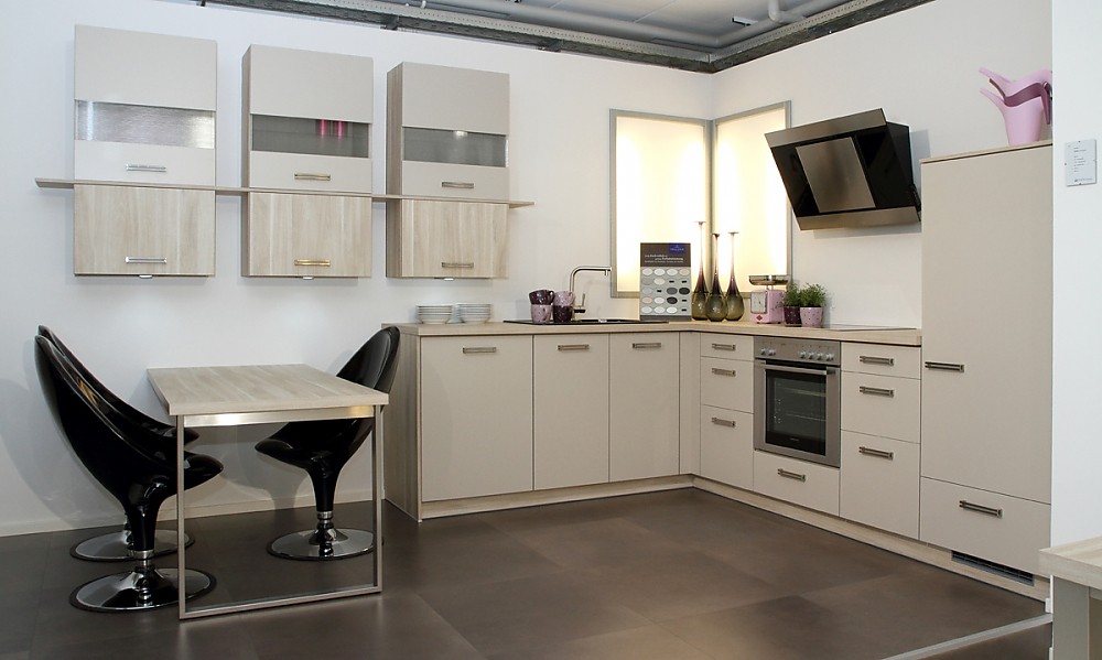 Küche mit designabzug und sitzlösung Küche beige grau
