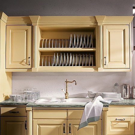 In der Landhausküche können goldene Armaturen mit verspielter Form eine schöne Planungslösung sein.