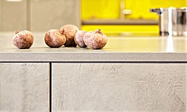 Helle Front in individueller Beton-Optik mit Quarzstein-Arbeitsplatte Zuordnung: Stil Design-Küchen, Planungsart Detail Küchenplanung